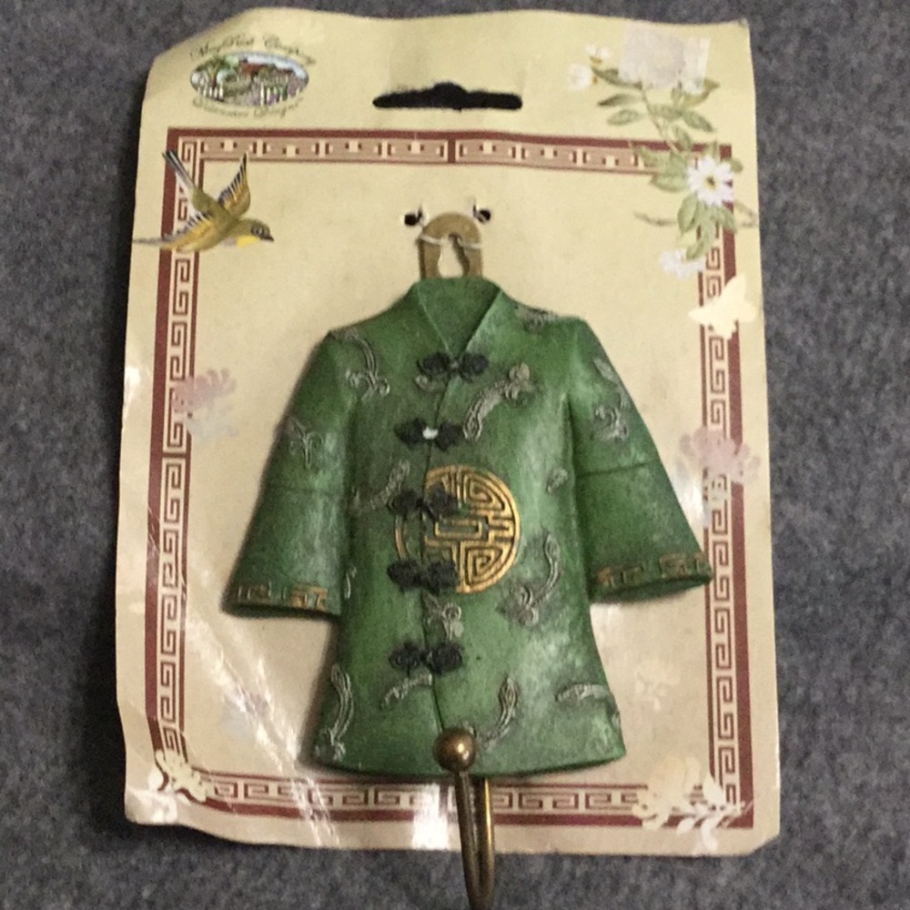 Adorable Resin Far East Hanger